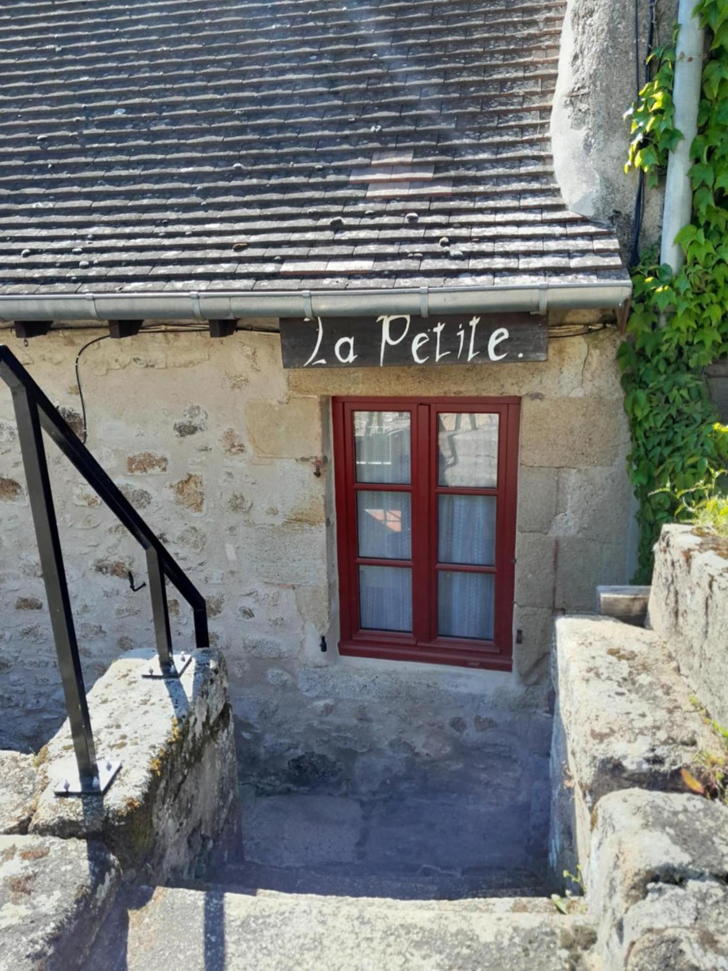 Gite "La Petite" Saint-Benoit-du-Sault Exterior photo